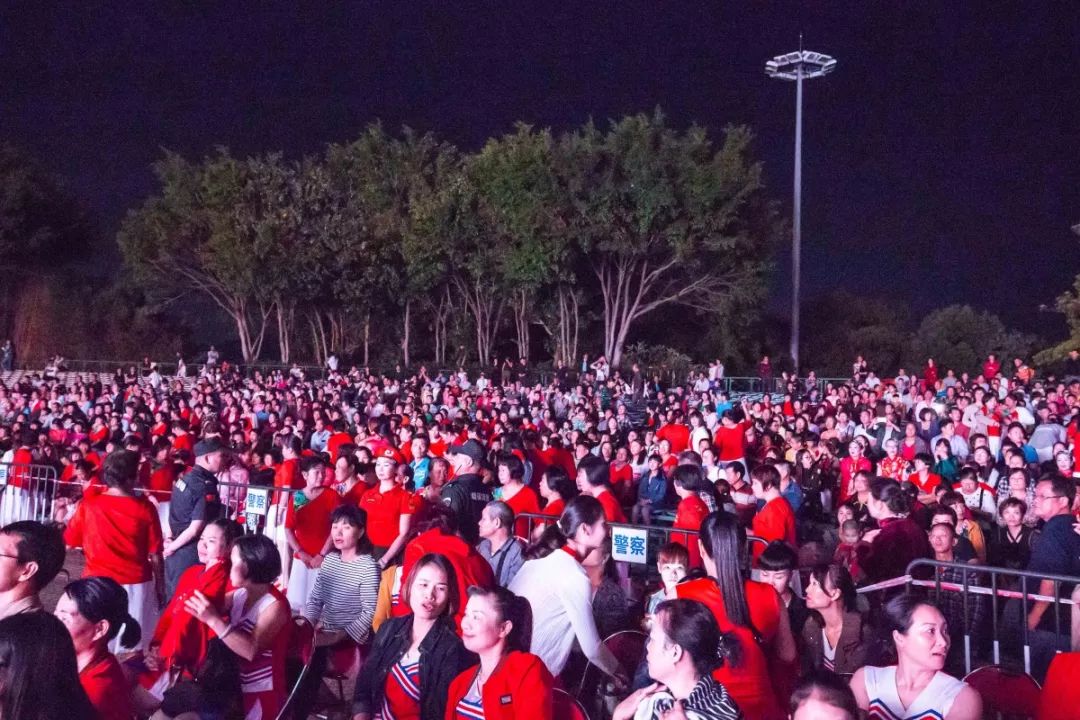 米兰体育官网- 红星俱乐部举办元老赛再现经典对决场景